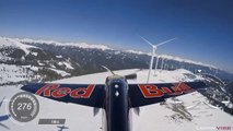 Un avion de voltige slalome entre des éoliennes !! Le fou !!