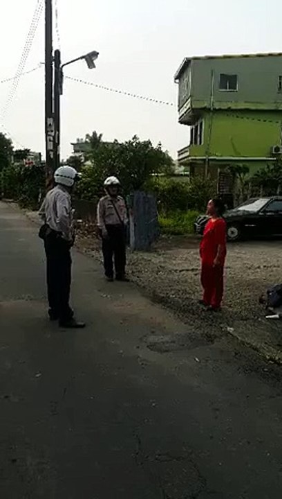 Policier Taïwanais en mode Ninja maitrise une femme armée d'un couteau. Rapide et puissant