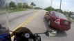 Une moto poursuivie sans raison par un chauffard en bagnole sur l'autoroute