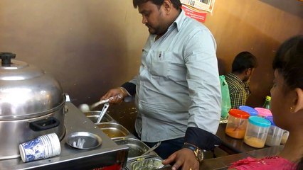 Ce vendeur de maïs joue des percussions avec sa cuillère. Incroyable !