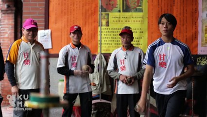 Leur maîtrise du lancer de toupie est impressionnante !