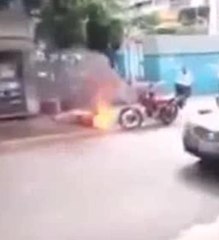 Soyguncuyu dövüp ateşe verdiler