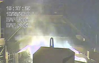 Jeter une bouteille d'eau dans de l'acier en fusion : grosse explosion