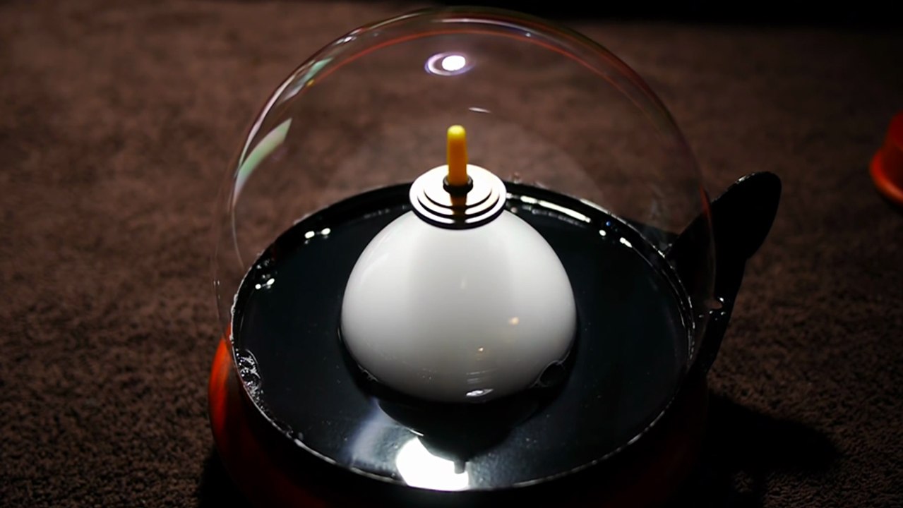 Une toupie en lévitation dans une bulle !