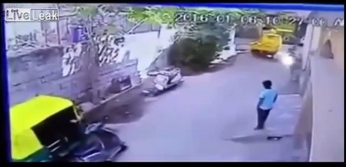 Des passants évitent miraculeusement l'effondrement d'un mur à quelques centimètres près