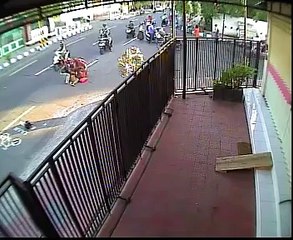 Ibu Ini Tidak Tertabrak Tapi Ikut Jatuh Juga