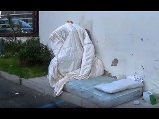 Скачать видео: Aversa (CE) - Caritas e migranti. Degrado? No, a parte un materasso! (06.04.16)