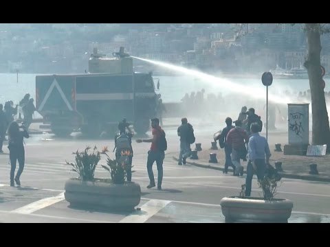 Napoli - Corteo anti Renzi, scontri sul Lungomare (06.04.16)