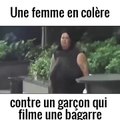 Une femme est en colère contre un jeune qui filme une bagarre