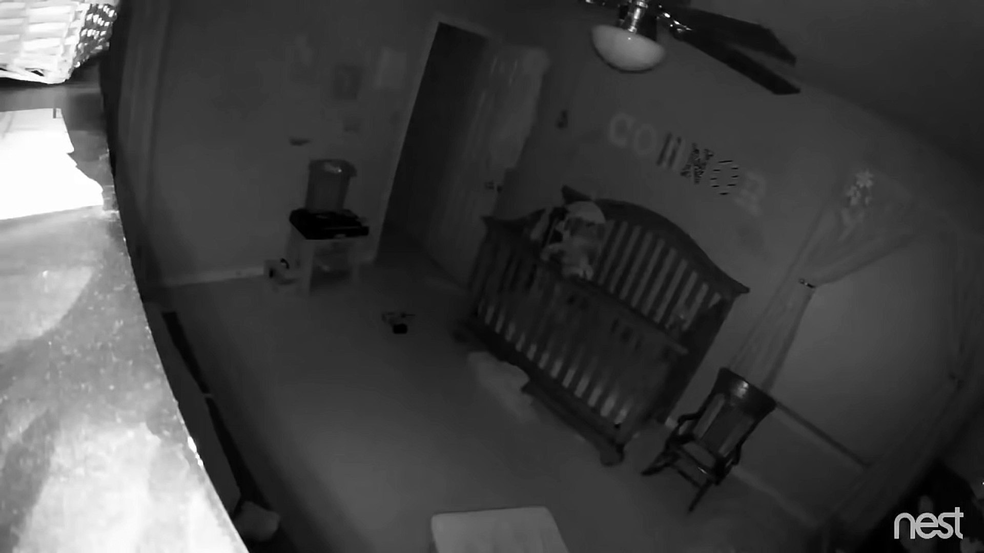 Un Bebe Reussi A Se Mettre Debout Et A Tenir Sur La Barriere De Son Lit En Pleine Nuit Video Dailymotion