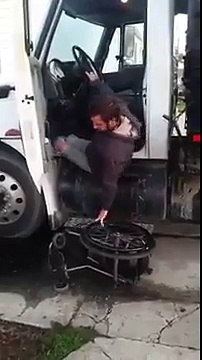 Cet handicapé monte tout seul dans son camion d'éboueur ! Costaud le gars