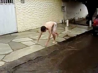 Ce mec imite un poisson hors de l'eau comme personne !