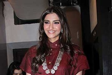 Sonam is the perfect boho chic at the Gateway School Art show