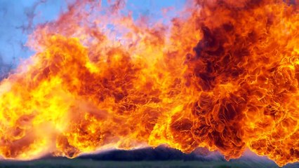 Un lance-flamme géant en SlowMotion