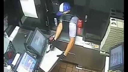 Video herunterladen: Un cambrioleur tente de voler la caisse d'un fast-food