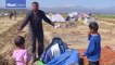 Armé de son tracteur, ce fermier grec excédé a tenté de détruire un camp de réfugié installé sur ses terres