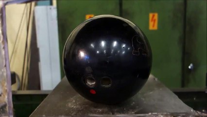 Hidrolik Pres Makinesinin Altında Kalan Bowling Topu