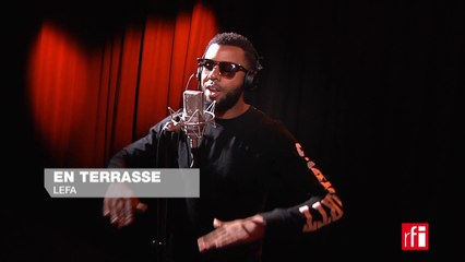 Lefa chante "En terrasse" dans Couleurs tropicales