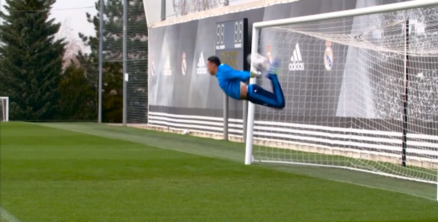 Keylor Navas fait revivre le mythique coup du scorpion d’Higuita (vidéo)