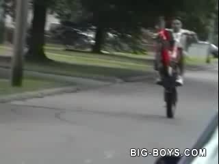 Regis fait de la moto