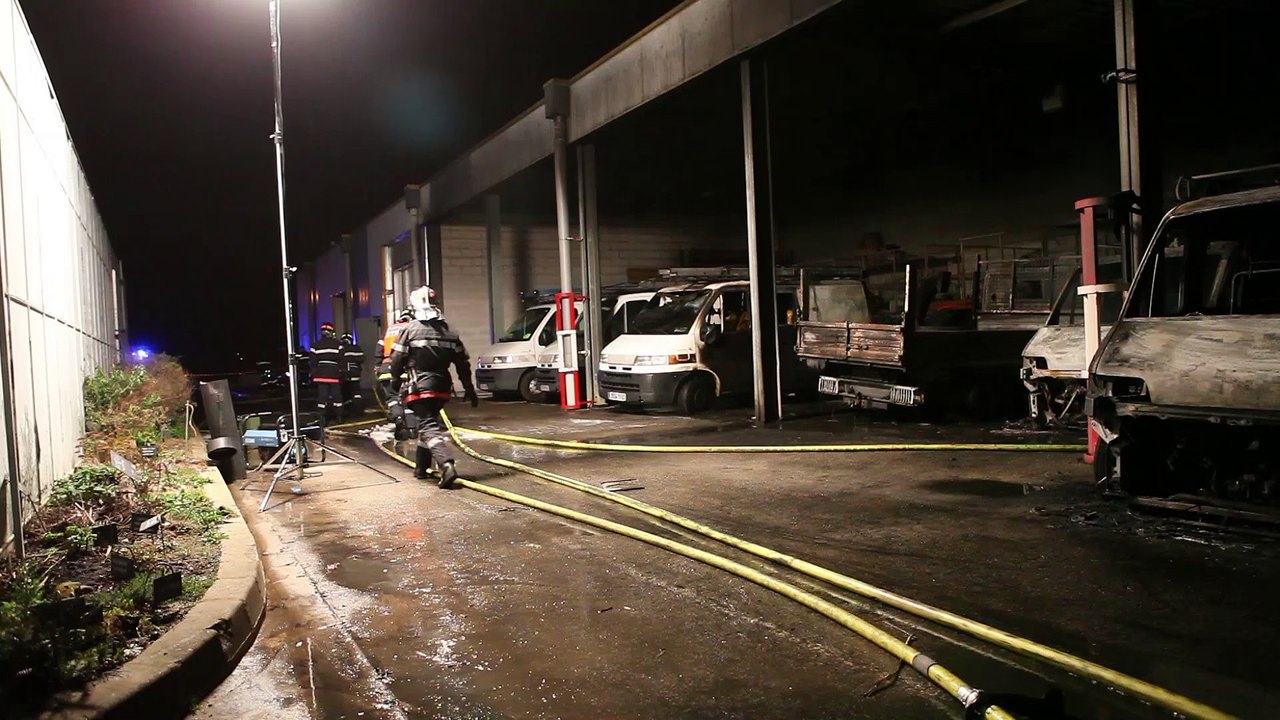 Incendie à Compiègne: les pompiers sauvent 18 véhicules et des bureaux