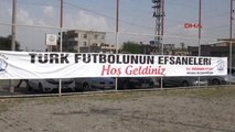Şanlıurfa Eski Futbolcular Suriye Sınırındaki Akçakale'de Gösteri Maçı Yaptı