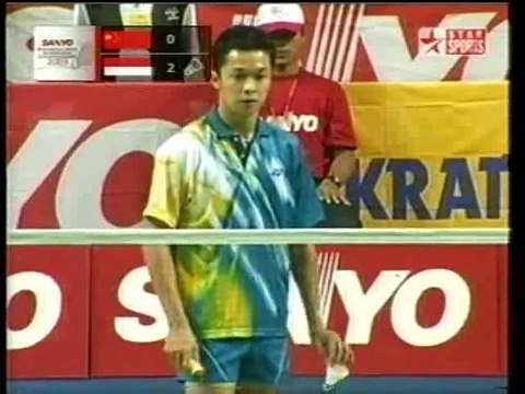 Taufik Hidayat shows his backhand skills
