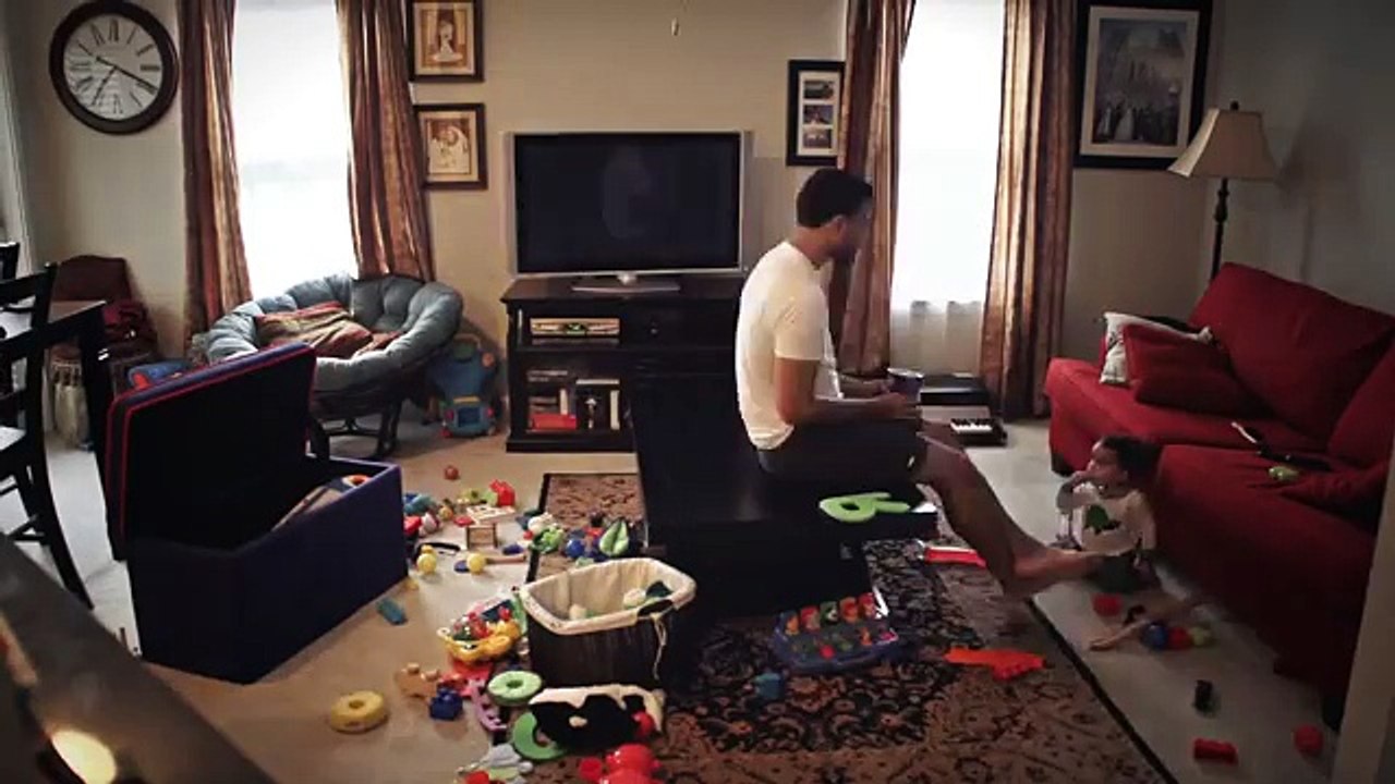 Elle installe une caméra pour voir ce que fait son mari à leur bébé en son absence, ce qu'elle a découvert est ...