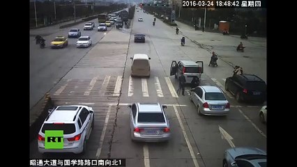 Mira lo que le pasó a este niño al caerse por la puerta trasera de una camioneta