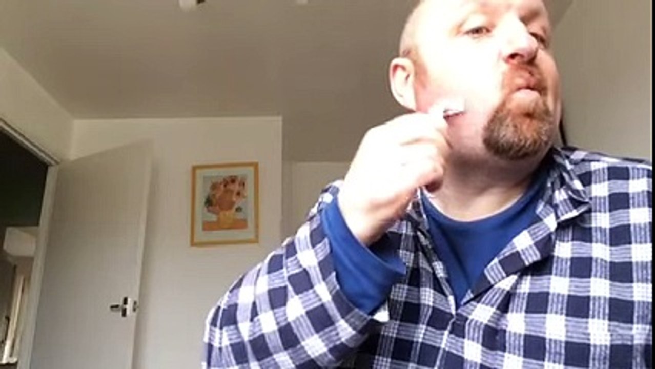 Having a shave my lad. From now I'm alcohol free-3TBnMrkAsf4