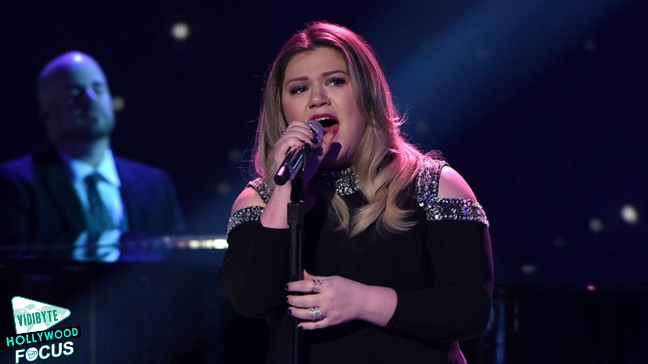Kelly Clarkson Performs 'A Moment Like This' on 'American Idol' Finale