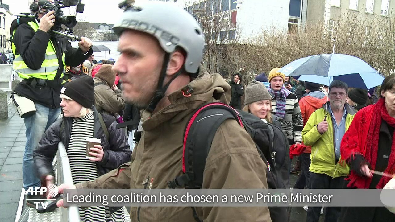 New Iceland government takes over, protests continue