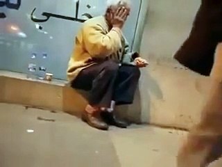 -متسول عجوز يجلس بالشارع و يتلو القرآن الكريم بصوت مدهش و كأنه الشيخ عبدالباسط ! (1) - Kopie