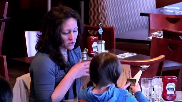 Pendant que le fils adoptif crève de faim, la mère et la petite se régalent. Voyant la scène, les clients réagissent..