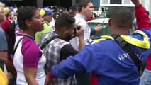 A golpes y pedradas chavismo vs oposición en las calles de Caracas