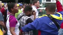 A golpes y pedradas chavismo vs oposición en las calles de Caracas