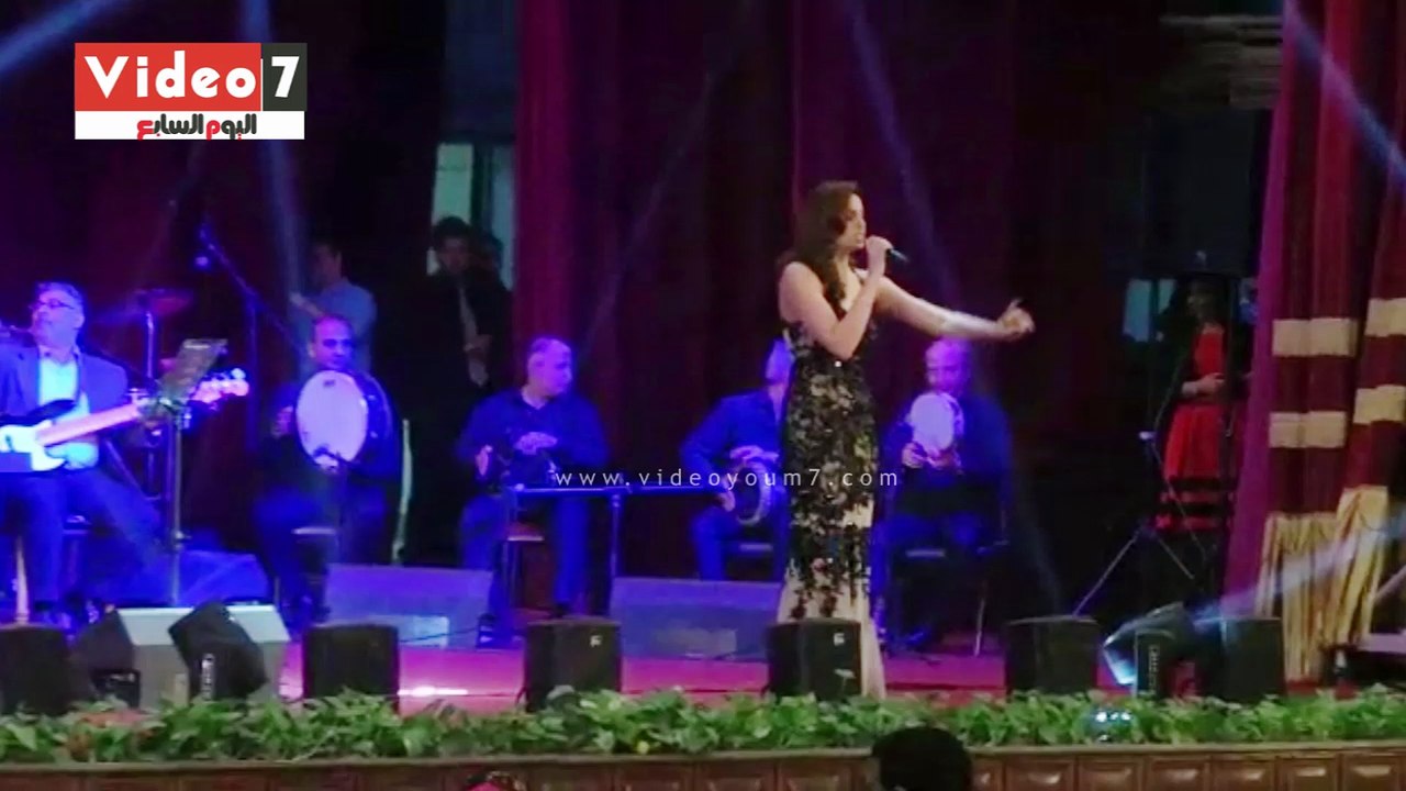 أمال ماهر تبدأ حفلها فى جامعة القاهرة بأغنية "طوبة فوق طوبة"