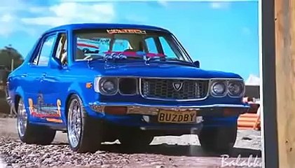 Jovem imita sons de carros de forma incrível