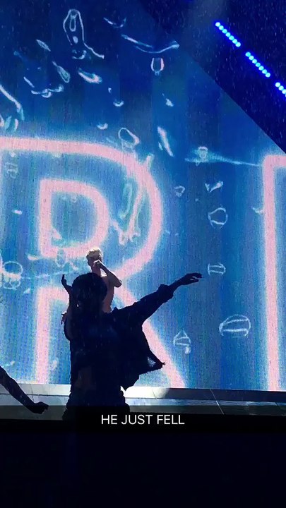 Así fue como Justin Bieber se cayó mientra corría en un escenario