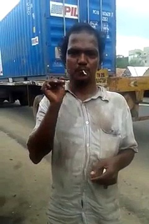 Cet homme est le boss des fumeurs de cigarette