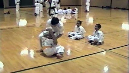 Intervention trop mignonne d'un enfant pour sauver une fille en difficulté