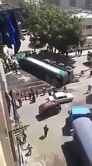 Un camion-citerne prend feu après un accident en Egypte