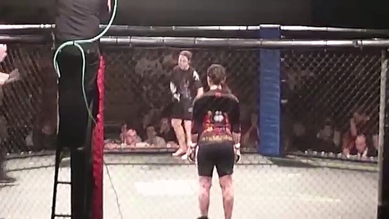 Une combattante MMA terrasse son adversaire d'un violent coup de pied