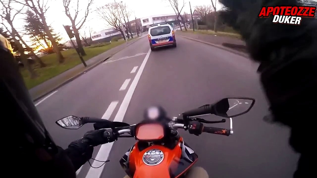 Une voiture de police grille un feu juste devant un motard à Villetaneuse