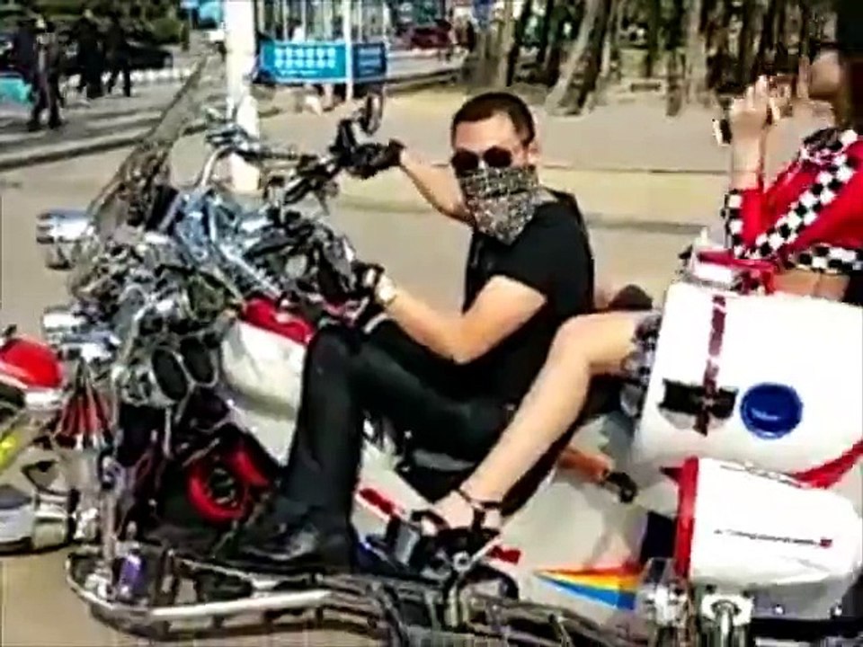 Un motard se la pète un peu trop devant la caméra