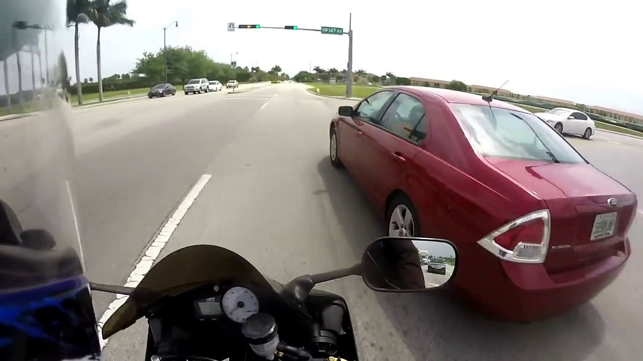 Le début du road rage entre le motard et l'automobiliste