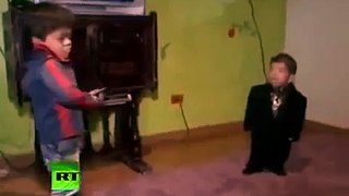 طريف اصغر رجل في العالم يرقص ديسكو