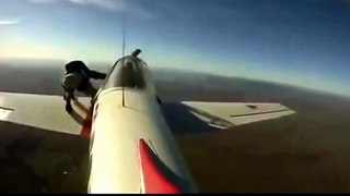 فيديو خطير مجنون يتعلق بجناح طائرة وهي تطير وتدور في السماء