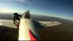 فيديو خطير مجنون يتعلق بجناح طائرة وهي تطير وتدور في السماء