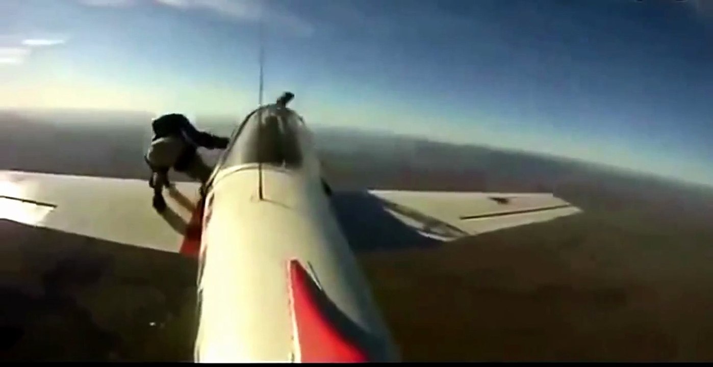 فيديو خطير مجنون يتعلق بجناح طائرة وهي تطير وتدور في السماء